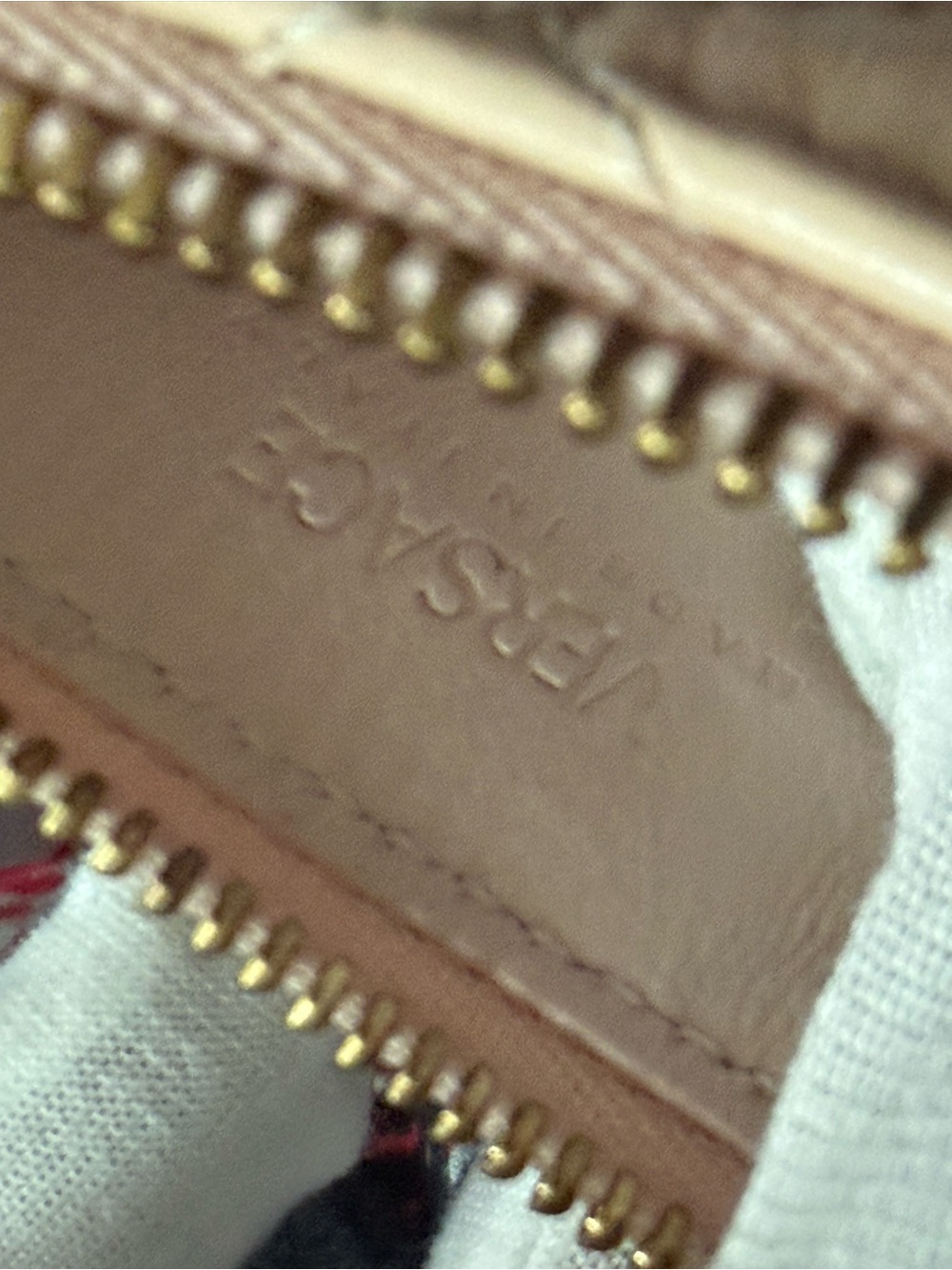 🔥Versace  Calfskin Leather Cream Patent Leather Clutch+ Gold full inclusion 🔥 - Picture 5 of 16